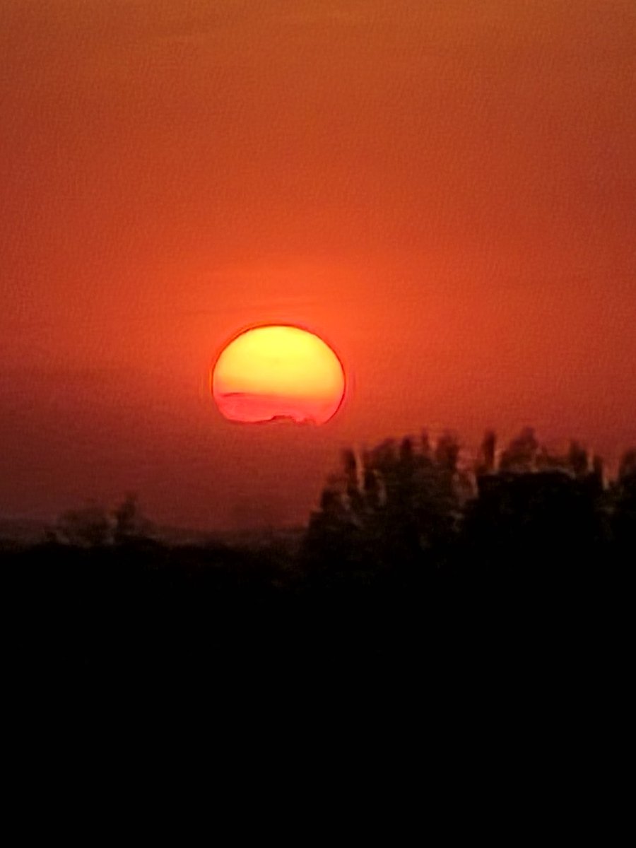 michael73cote's tweet photo. Sunset...beautiful https://t.co/UebWNZxOKJ