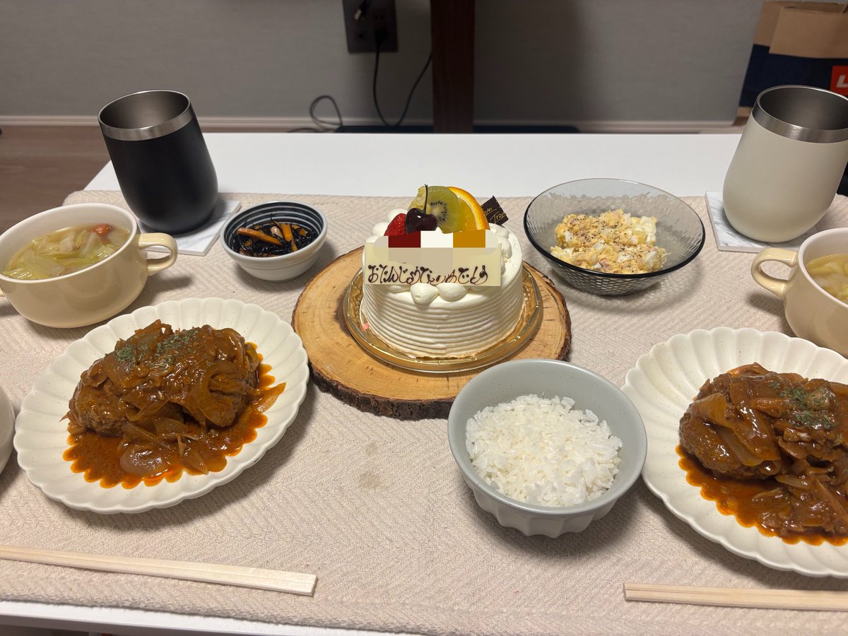 chamcha_12's tweet photo. 彼氏の誕生日をお祝いした- ̗̀ 🎂  ̖́-
煮込みハンバーグ美味しく作れてるんるん https://t.co/ZVD5ZNVH2J