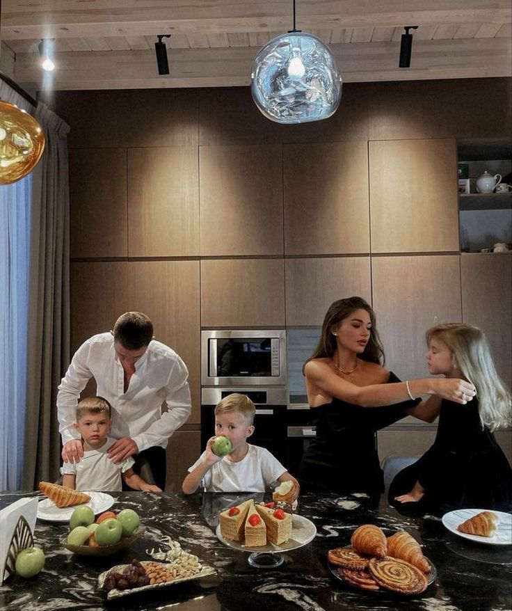 larp_coinsol's tweet photo. "Mom how are we so rich?"
"Your father rented a maybach and sold a course to gullible teens" https://t.co/XvWJmuLOKc