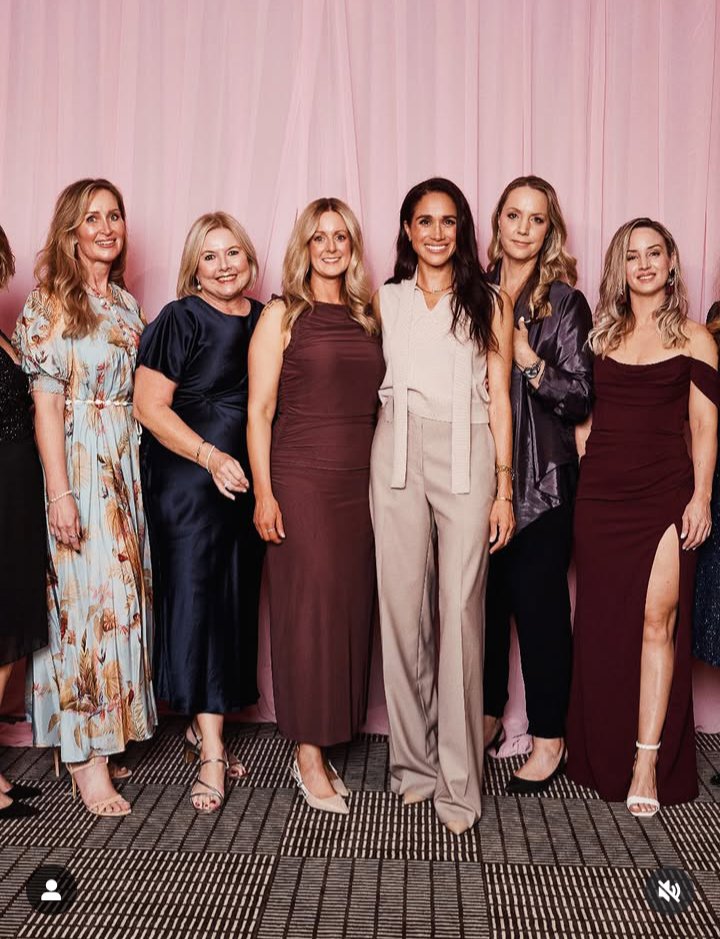 MeghanUniv82270's tweet photo. "I will feel forever grateful to be in this room and to have met Meghan in person" - Lucy Mollie Mccann on Her Royal Highness, Princess Meghan, The Duchess of Sussex 

#HerBestLifeRetreat 
#HarryandMeghanInAustralia 🇦🇺

#MeghanMarkle

https://t.co/dSJXQ2DiSy https://t.co/fIaxiIbmdm