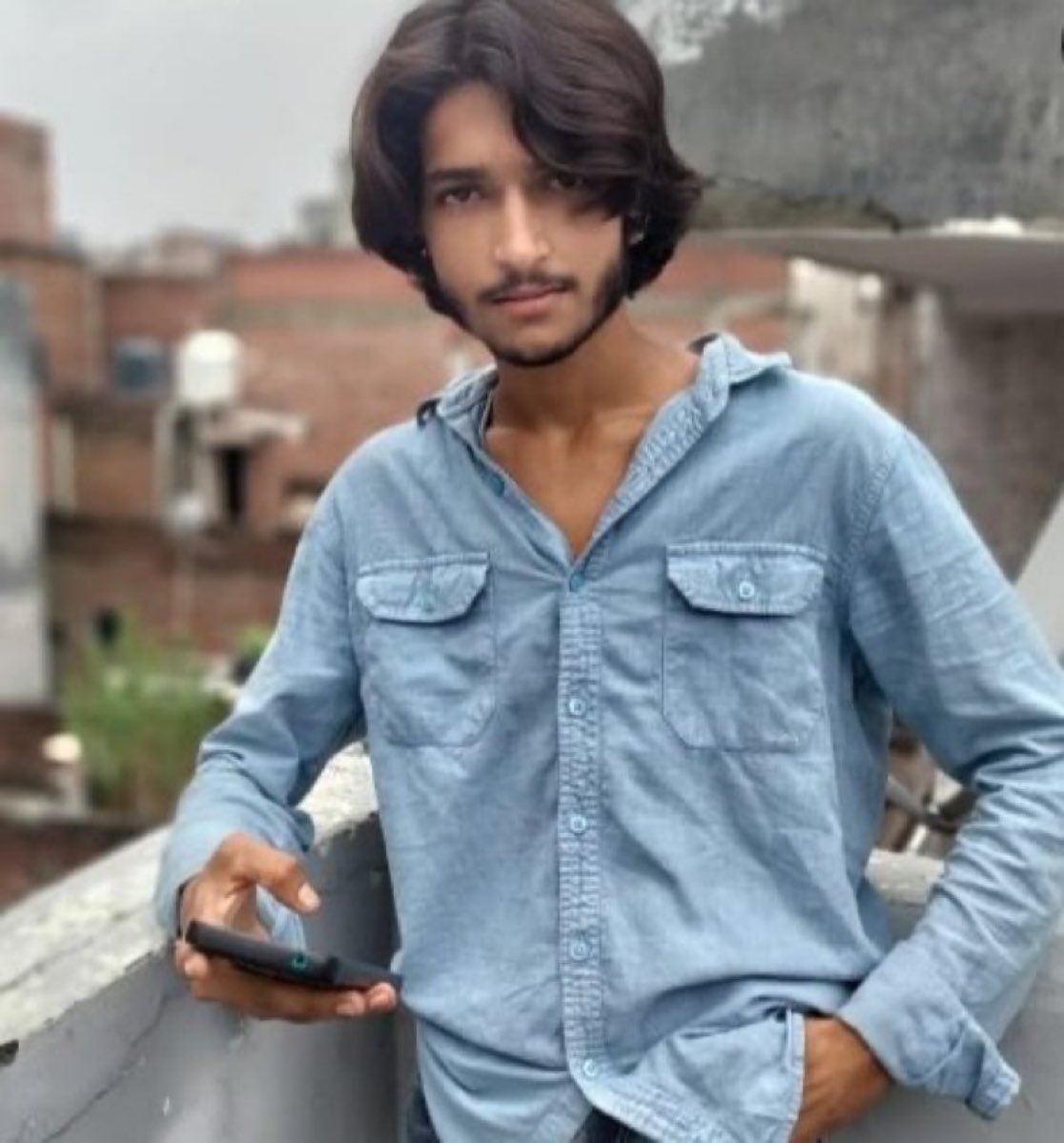 SyedMohdSubhan2's tweet photo. देश एक क़ानून दो?

असद, जो सूर्या की हत्या के मामले में आरोपी था, गाज़ियाबाद में पुलिस मुठभेड़ में मारा गया।

सौरभ, जो अरबाज़ की हत्या में शामिल था उसे रिहा कर दिया गया।
दोनों घटनाएँ एक ही दिन हुईं।

इसी मानसिकता के कारण ही समाज , स्वर्ण और दलित में विभाजित हो गया था। https://t.co/YIVslm4MaC