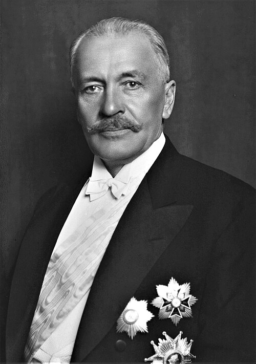 PDD_PISM's tweet photo. "najlepszym dowodem naszego spokoju jest obecny wyjazd Pana Prezydenta Mościckiego na sześciotygodniowy wypoczynek do Lowrany"

100 lat temu -1 VI 1926- Zgromadzenie Narodowe wybrało Ignacego Mościckiego prezydentem Polski (Mościcki sprawował urząd prezydenta do 1939)

Zob. #PDD https://t.co/narmQA4uLa