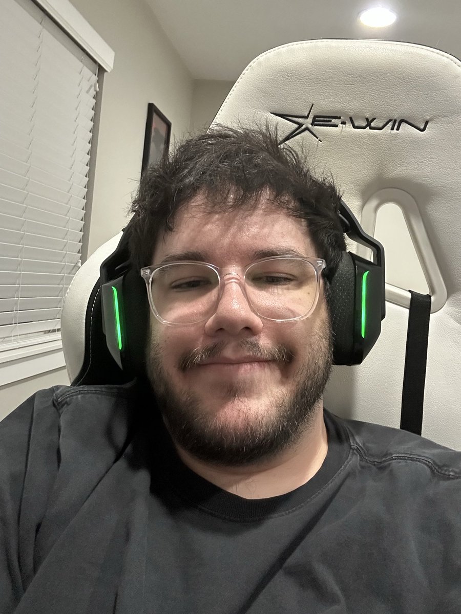 CharlesbutDoggy's tweet photo. high and feeling cute https://t.co/hFN5EdrWXE