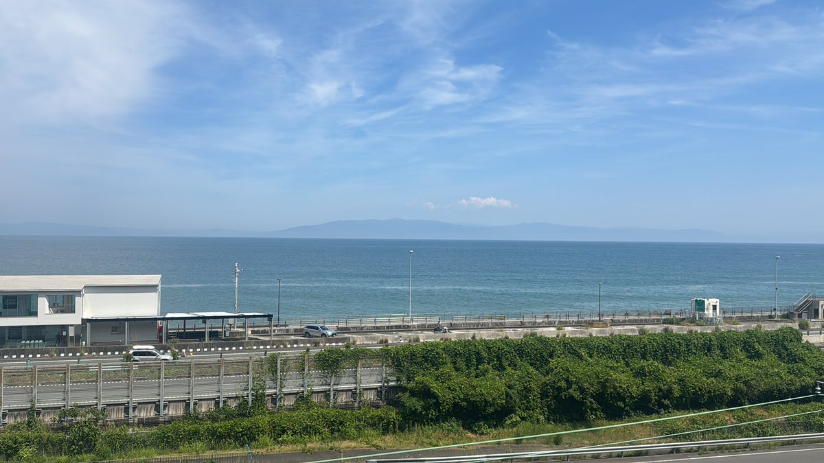 morishinosuke's tweet photo. 昨夜ど深夜、自転車のシフトワイヤが切れて、ふて寝したベンチ笑
20km戻ってお店で修理してもらいました。
さあ本日の旅も再開です。 https://t.co/pxQuhdJoRB
