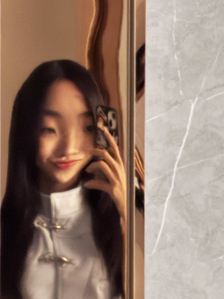 kcheersssss's tweet photo. mirror check https://t.co/z9YF1RWSoS