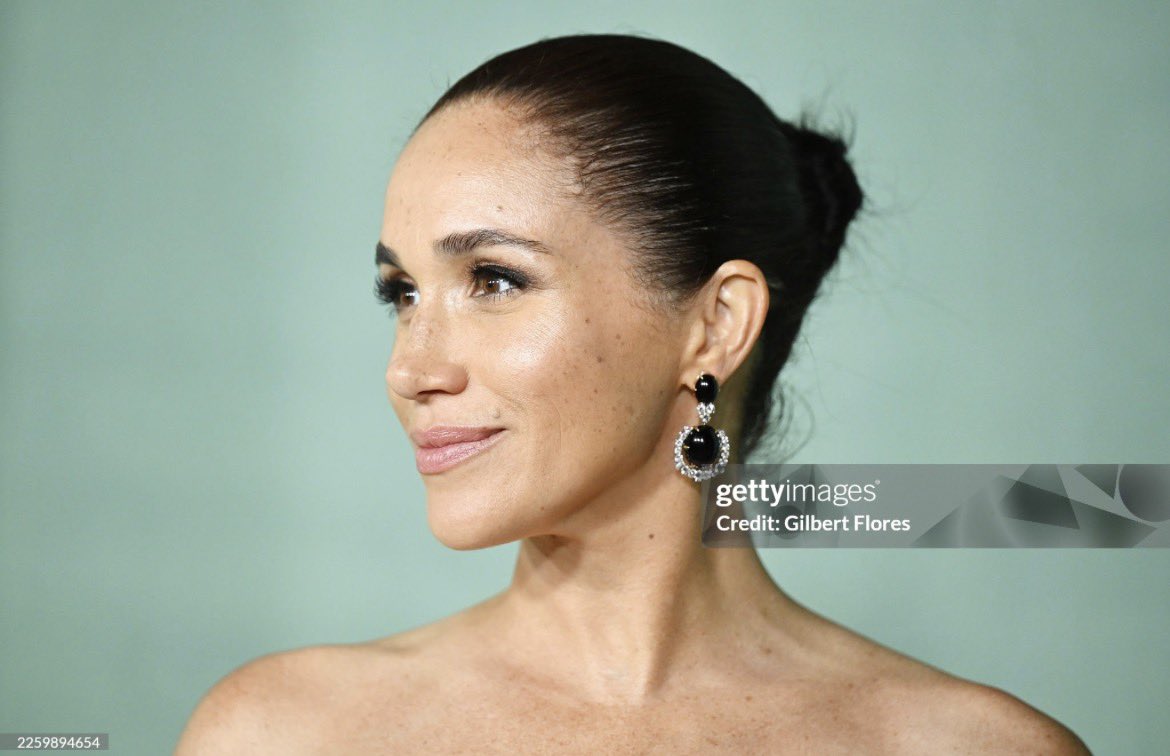 MeghanUniv82270's tweet photo. #MeghanMarkle
There's is a growing concensus agreement that  Her Royal Highness Princess Meghan, The Duchess of Sussex is the Most Beautiful royal ❣️🥰🔥👑 
https://t.co/MGP1VOOmsh https://t.co/hQcUc6Tq7V