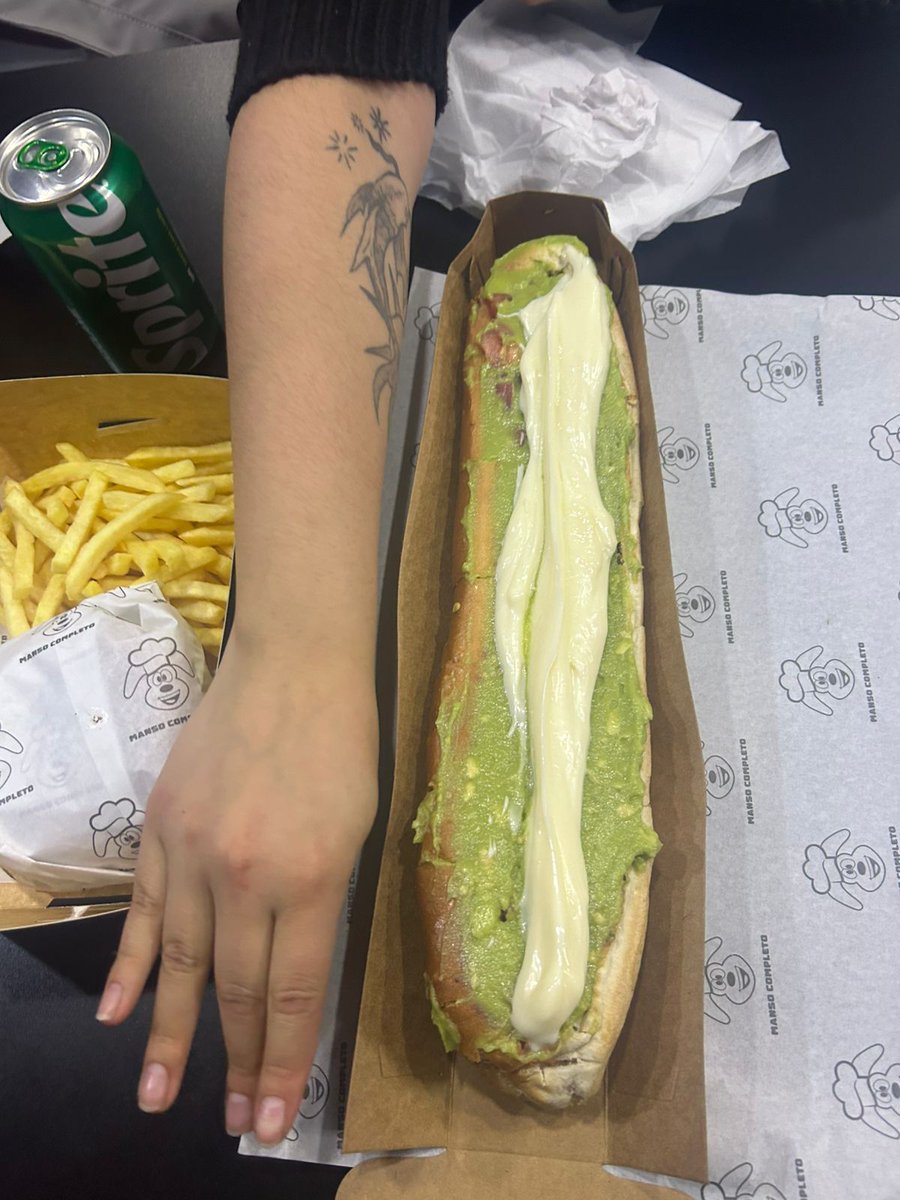remiwis's tweet photo. Desde que tomé la decisión de comer un completo de 40cm, mi vida gastrointestinal ha ido en picada.
Tercer día enferma 😔 https://t.co/T5GQBm0UiN