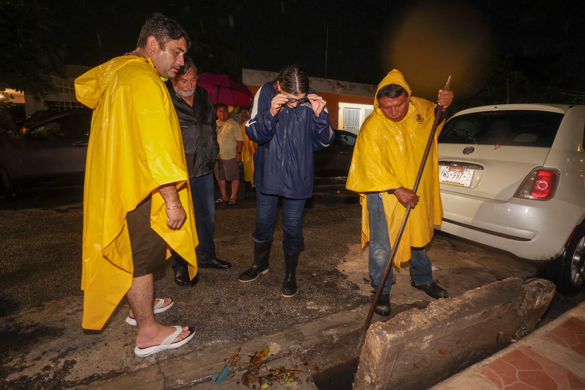 CeciliaPatronL's tweet photo. ✅🌧️ Atención permanente en la ciudad.

Estuvimos en la colonia Juan Pablo II y Mulsay. Realizamos labores de limpieza y desazolve de pozos con maquinaria especializada para facilitar el desalojo del agua de lluvia. Seguimos presentes donde más se necesita, cuidar y atender a la gente es prioridad.
