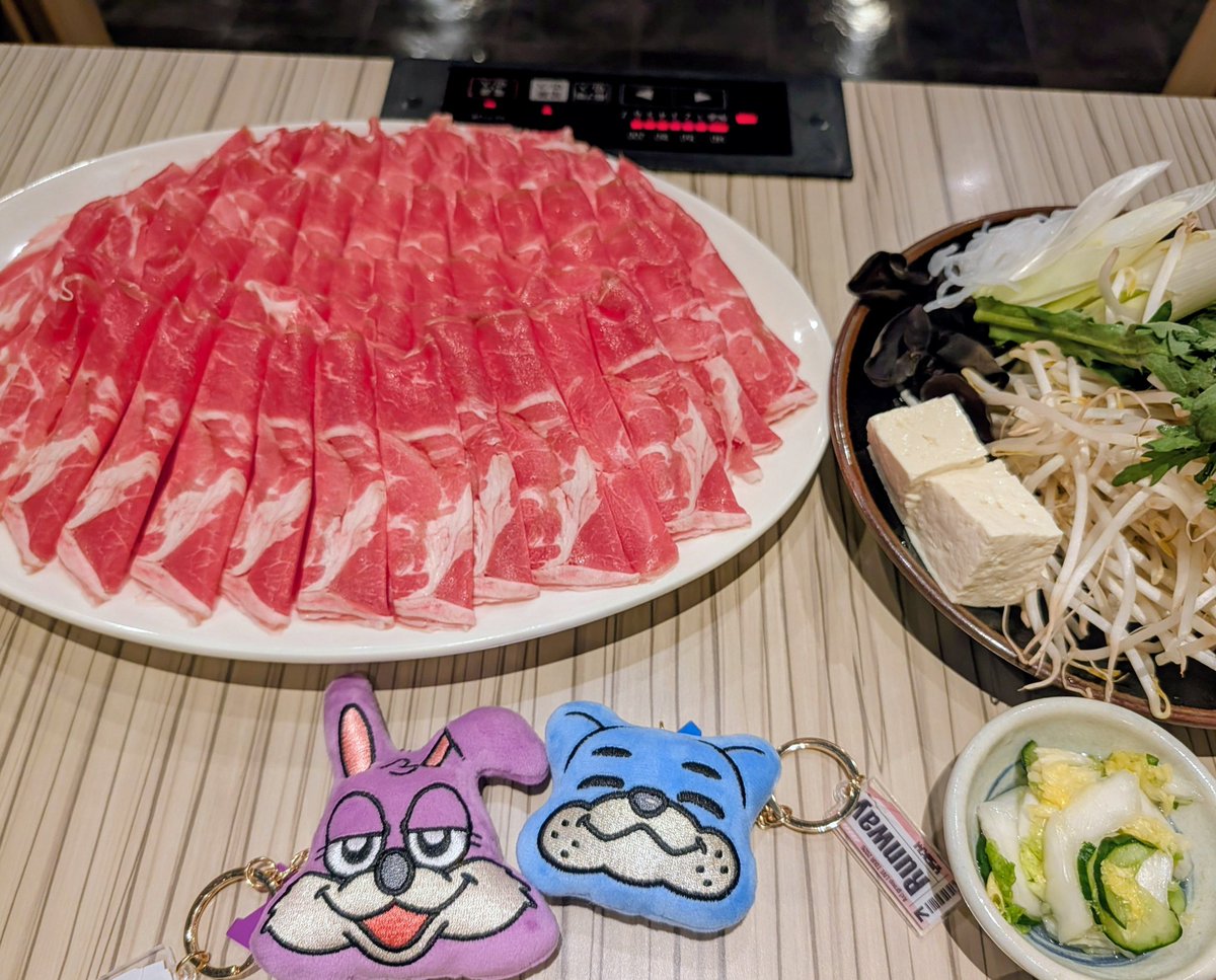 sori1002TS's tweet photo. 北海道に来たらラムしゃぶ
「北海しゃぶしゃぶ　すすきの本店」

ライブ後の疲れた体にポン酢がしみる〜
薄くて、食べやすいからいくらでも入る。
さすがにAぇ! 担さんばっかりだった。

と、近くにあった夜パフェ
「夜パフェBAR ＆VIGO札幌すすきの店」
※パフェテリアは70分待ちで断念… https://t.co/uRuH6qR2H8