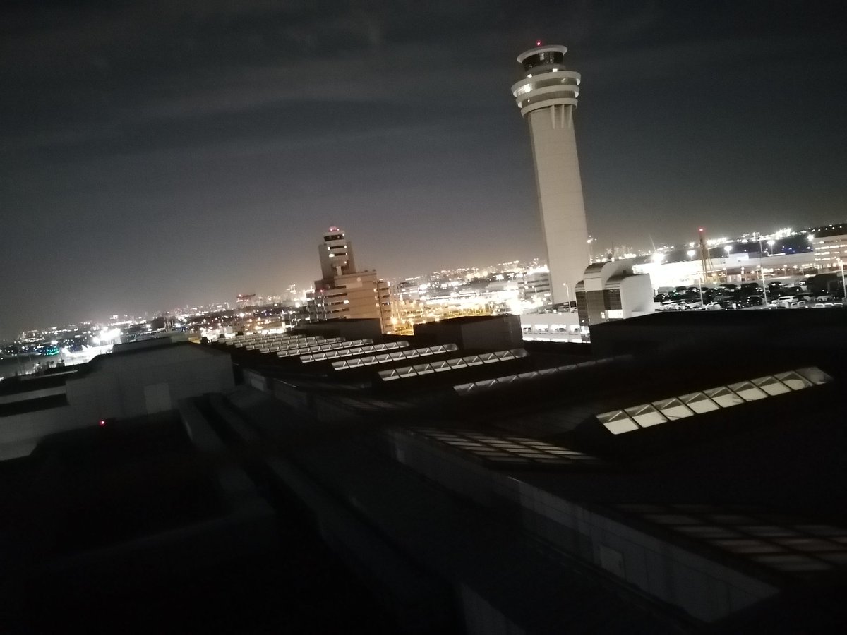 TroughBird2's tweet photo. 【TARUHI さんぽ】羽田空港。カッコいい橋から撮ったらカッコいい写真が撮れた😀。そびえる管制塔。ひと気がなくなったターミナル。 https://t.co/JJ6Q3QKfIm