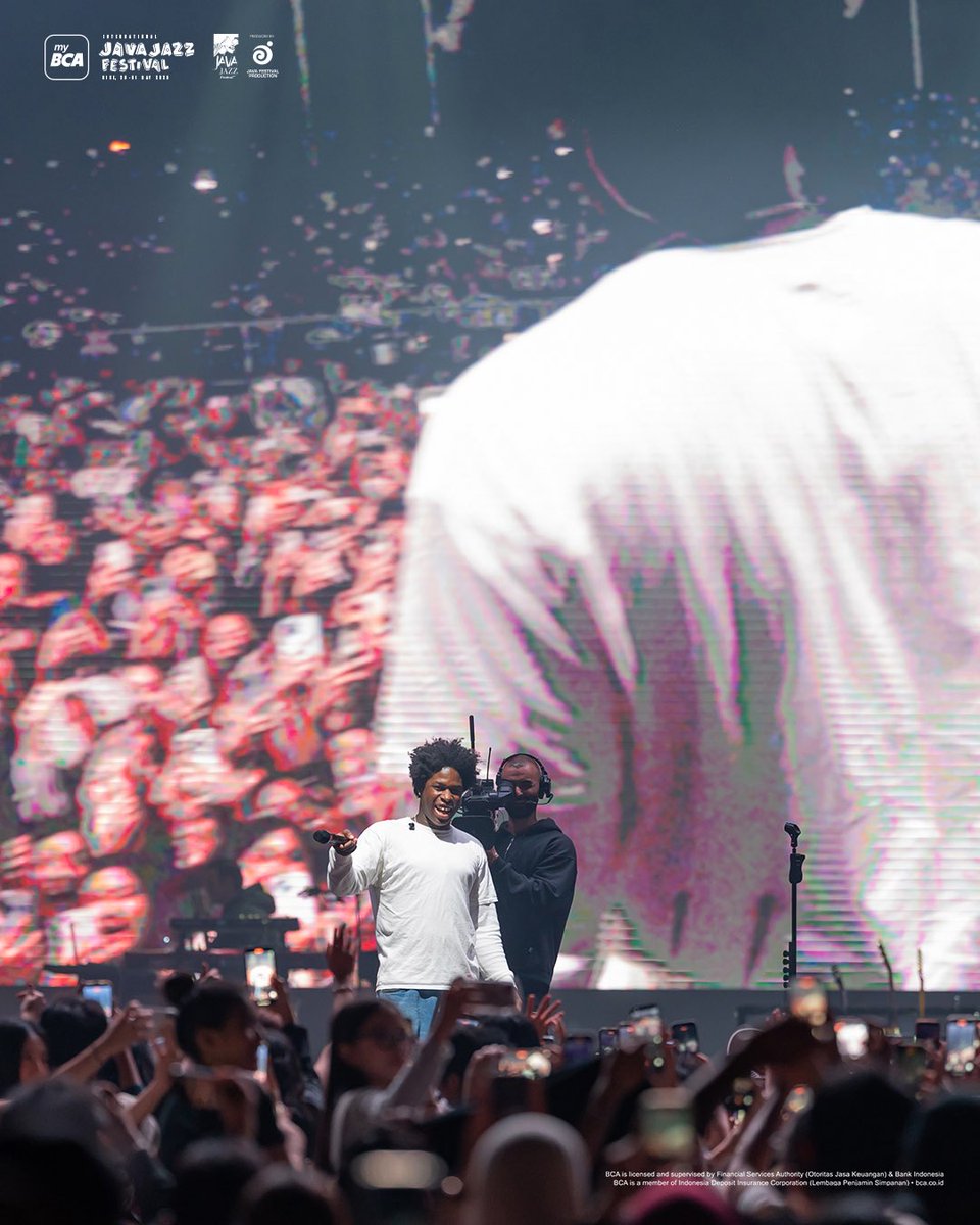 JavaJazzFest's tweet photo. Jakarta, we are so lucky to witness Daniel Caesar not only as an exceptional singer, but also a great cameraman 🤩🤩

#JavaJazzFest2026 #JJF2026 #JavaJazzFestival2026 #myBCAJavaJazzFest https://t.co/VxY3snmo67
