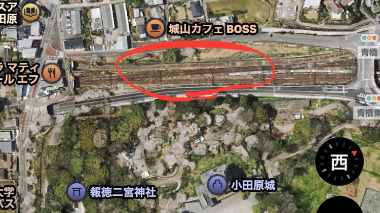 MA_4916's tweet photo. 仮に小田原付近のこの部分に箱根登山線へ行く分岐を作ったら、箱根湯本へ行くこともできるのではないか？改造元の10000も20m7両だからギリギリ箱根湯本のホームに収まる https://t.co/ayNr3nHPiW
