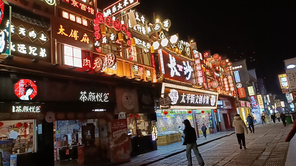 DeMaria_'s tweet photo. 深夜胃的犒赏总是简单——一碗热汤面，配半碟腌萝卜，就着暖黄的灯，把一天的累都揉进面里。 https://t.co/HtueRlVT6U