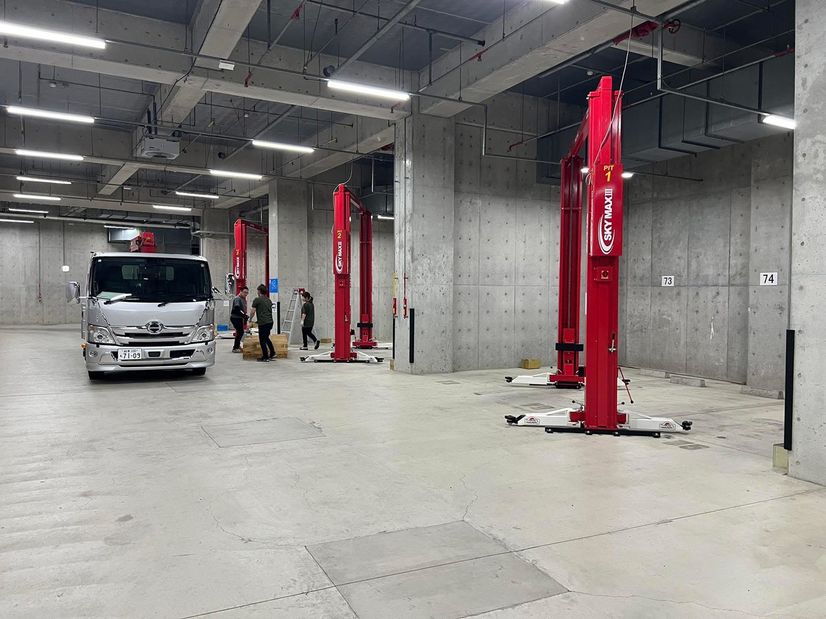 m_rallyjapan's tweet photo. 豊田スタジアム地下の公式車検場

大会までに設置した門型リフトの撤去が進行中

このリフトは中古で販売されます
詳しくはアルティア様に問合せしてください https://t.co/10H4z5fJ4N