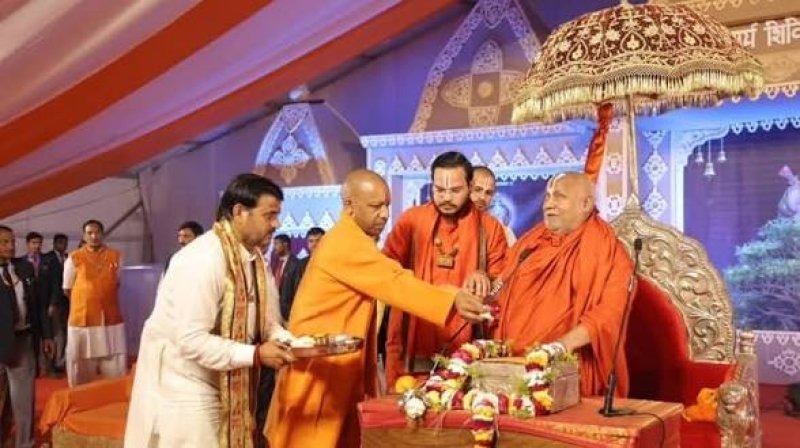 HinduAsociation's tweet photo. लखनऊ में 1 जून से गूंजेगी श्रीराम कथा

परम पूज्य जगद्गुरु रामभद्राचार्य जी महाराज 9 दिनों तक प्रभु श्रीराम के आदर्शों, सनातन संस्कृति और राष्ट्र चेतना का अमृत संदेश देंगे

मुख्यमंत्री योगी आदित्यनाथ जी के मार्गदर्शन में उत्तर प्रदेश लगातार धर्म, संस्कृति और अध्यात्म का केंद्र बन रहा है

श्रीराम मंदिर की भव्य अनुकृति पर आधारित यह आयोजन सनातन गौरव का एक और दिव्य अध्याय होगा

जहां राम कथा होती है, वहां संस्कार, सदाचार और राष्ट्रभक्ति स्वतः जागृत होती है

जय श्रीराम 🚩🙏