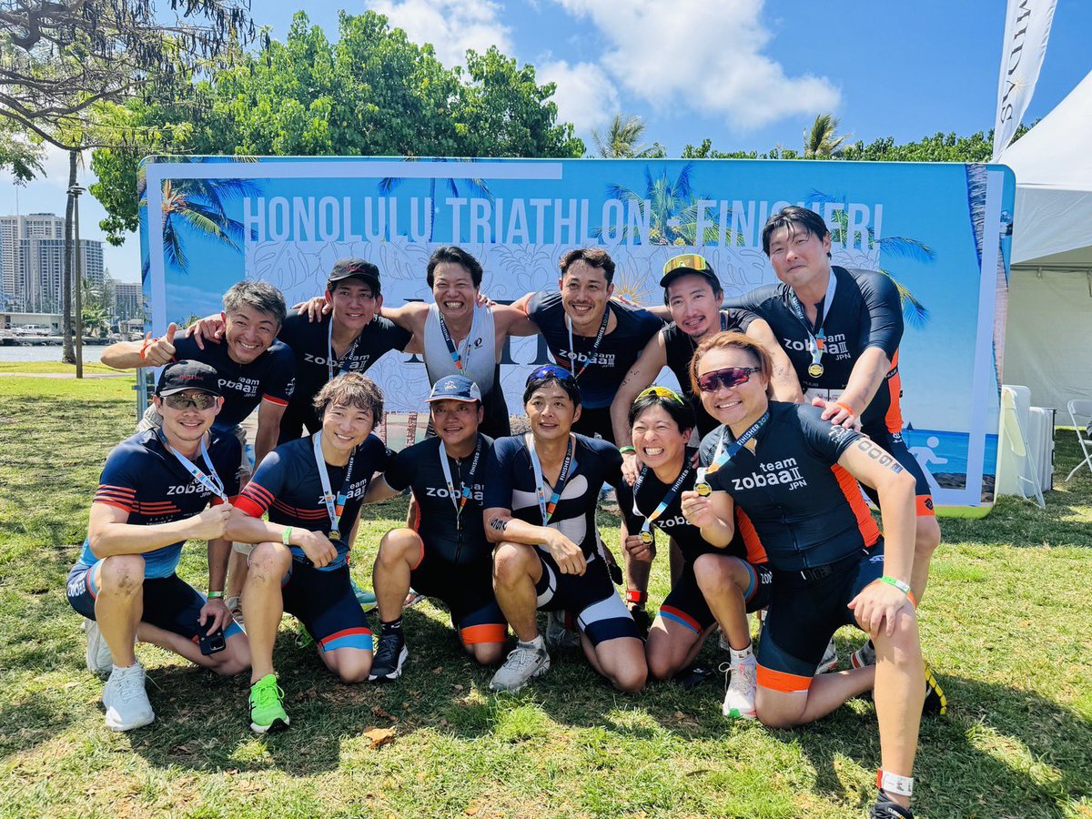 VSakimoto's tweet photo. <ご報告>ホノルルトライアスロン株式会社の取締役に就任いたしました！

実体験としてあの感動を味わった直後だからこそ、今、この大役に身が引き締まる思いと、それ以上の大きなワクワク感に満ち溢れています！

今の時代、私たちはモノに溢れ、いつでも効率的に、何でも手に入れられる便利な世界に生きています。しかし、物質的に満たされることだけが、本当に私たちの心を豊かにしてくれるのでしょうか。私が今回の挑戦を通じて確信したのは、モノでは決して買えない「体験による精神的な豊かさ」の絶対的な価値です。

トライアスロンは、水泳・自転車・ランニングの3種目を連続で行う過酷な競技です。苦しい、自分には無理、と感じる人も多いかもしれません。 しかし、実際に一歩を踏み出してみると、心に残るのは苦しさではなく、自分には、まだこんなエネルギーがあったんだという可能性の再発見でした。これほどまでに人生を豊かにし、人の心を震わせるスポーツを、もっと多くの人に届けたい。それこそが、私が取締役として果たすべき使命です。

今後、私はホノルルトライアスロン株式会社の取締役として、過酷で特別な人だけのスポーツという従来のイメージを塗り替え、誰もが自分の人生の景色を変えられる最高のライフスタイル・スポーツとして、まだこの魅力を知らない層へ発信して参ります。参加するすべての人が、物質的な豊かさを超えた精神的なウェルビーイングを持ち帰れる最高の舞台へと、さらに進化させてまいります。

最後に、興味のある方一緒にチャレンジしましょう！！

今後とも、どうぞよろしくお願いいたします。

ホノルルトライアスロン株式会社
取締役 嵜本晋輔