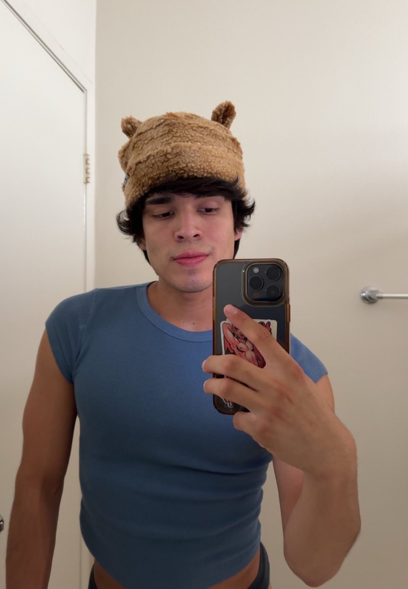 _anthonymejia_'s tweet photo. me &amp; my fav dragon type pokemon ^•^ https://t.co/VzbvBGLkpQ
