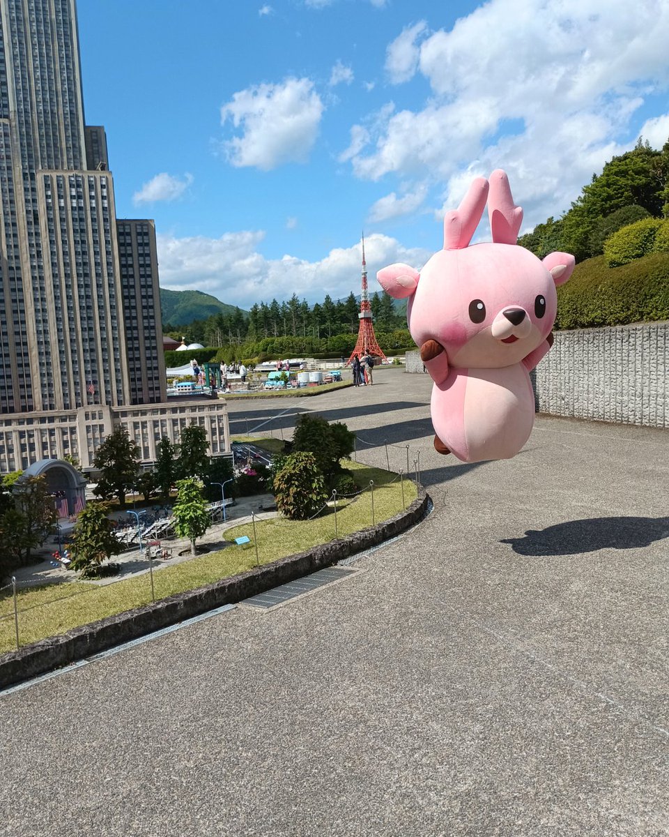 tws19930424's tweet photo. イワシカちゃん、驚異の跳躍力です...！！
#岩下の新生姜 #イワシカちゃん #着ぐるみ https://t.co/5WwiptcfP0
