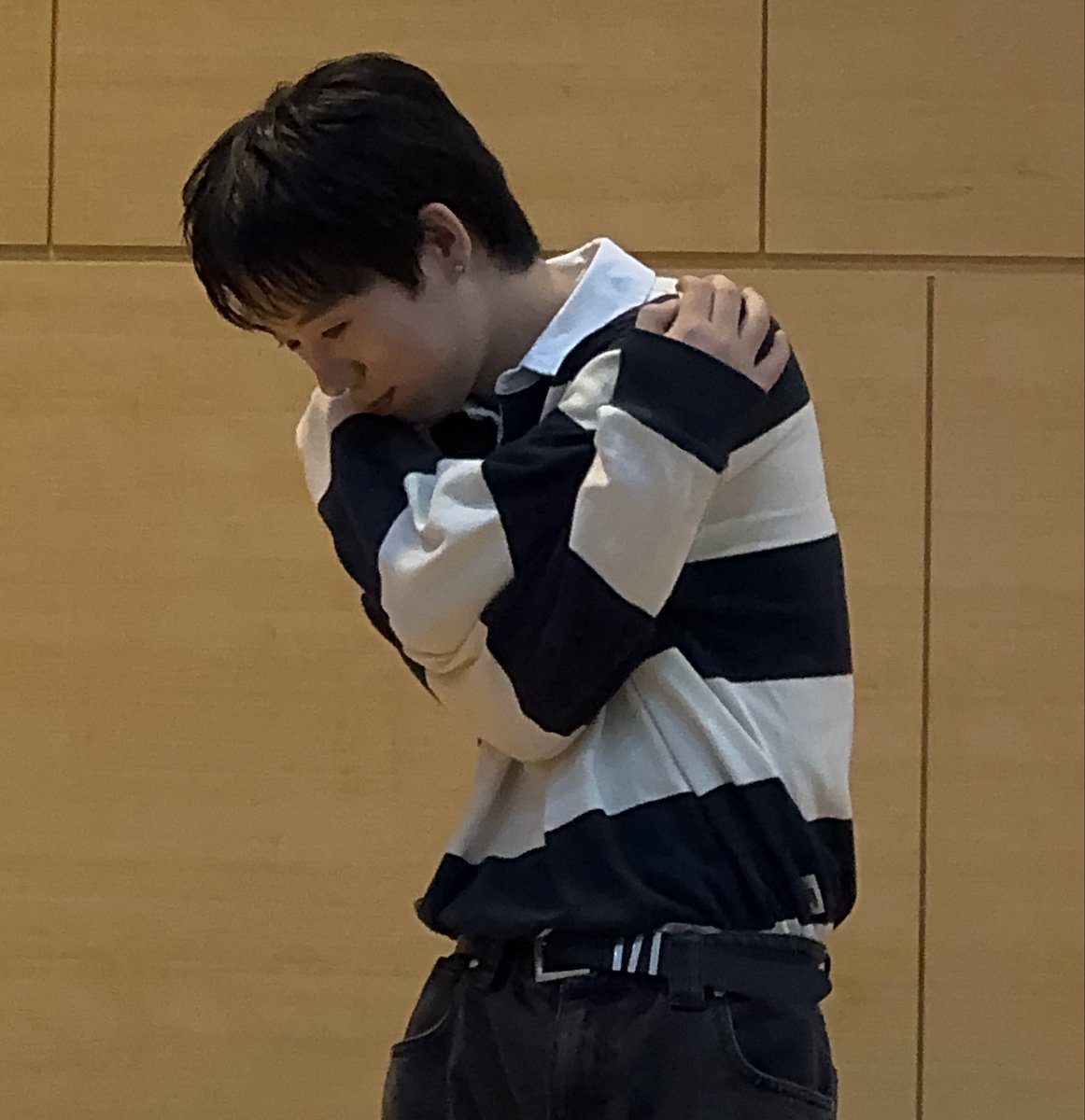 O811_S2's tweet photo. 새장 안에 갇힌 새 https://t.co/lUBlc3YMnB