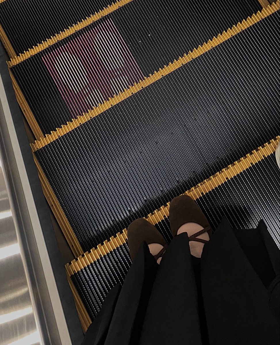 reichtumer's tweet photo. AKU PUNYA JUGA HIHII

asli deh ini udah 3x aku pake keliling mall NYAMAN BANGET ga bikin kaki sakit kecuali bagian belakangnya emang harus di pakein bantalan gitu biar ga lecett.
tipe kaki aku lebar gede, still pretty &amp; comfortable pake ini.

🖇️https://t.co/gUMF9irwiv https://t.co/N05HGupS7M