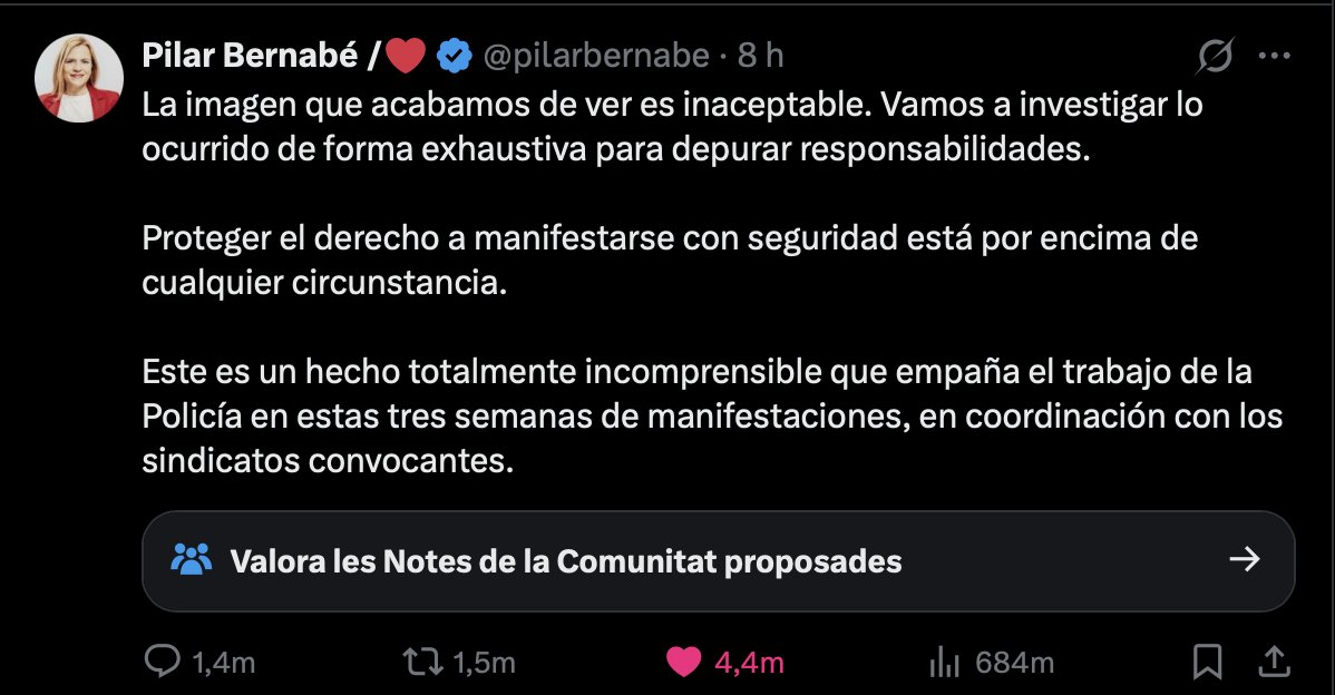 MiquelReal's tweet photo. Hola, @pilarbernabe.
No és la "imagen que acabamos de ver".
És l'actuació brutal i injustificable de la @policia.
I no és la 1a volta que agredeix violenta i innecessàriament gent pacífica mentre permet accions violentes impunes.
Cal una policia democràtica i constitucional. https://t.co/D4grh2thBB