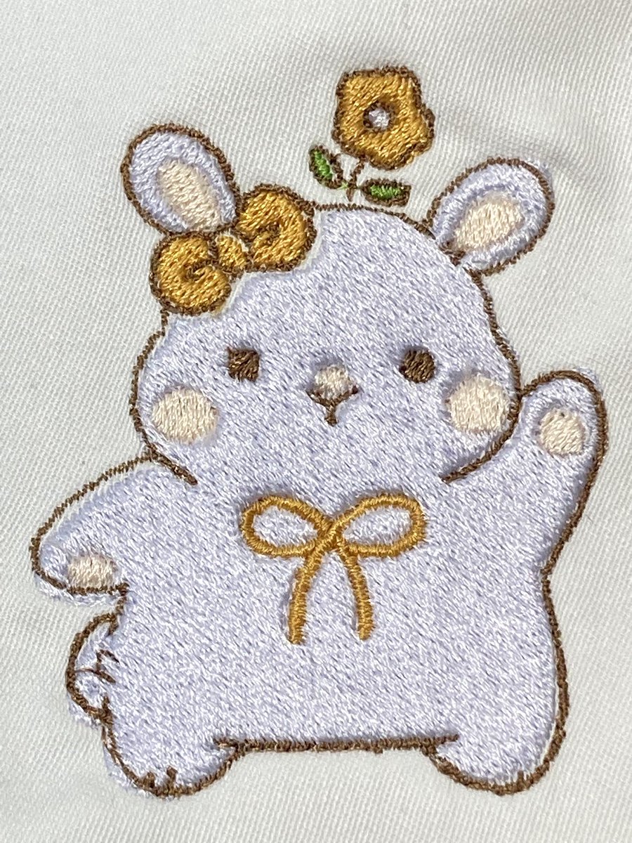 Ochanoco_i's tweet photo. 最近刺しゅうミシン始めました🌼
本日3回目！ちょっとずれたけど成長！！！
パソコンで図案作成するのが難しい��です😓

#刺しゅう
#うさぎのはにちゃん https://t.co/uQDIZRY720