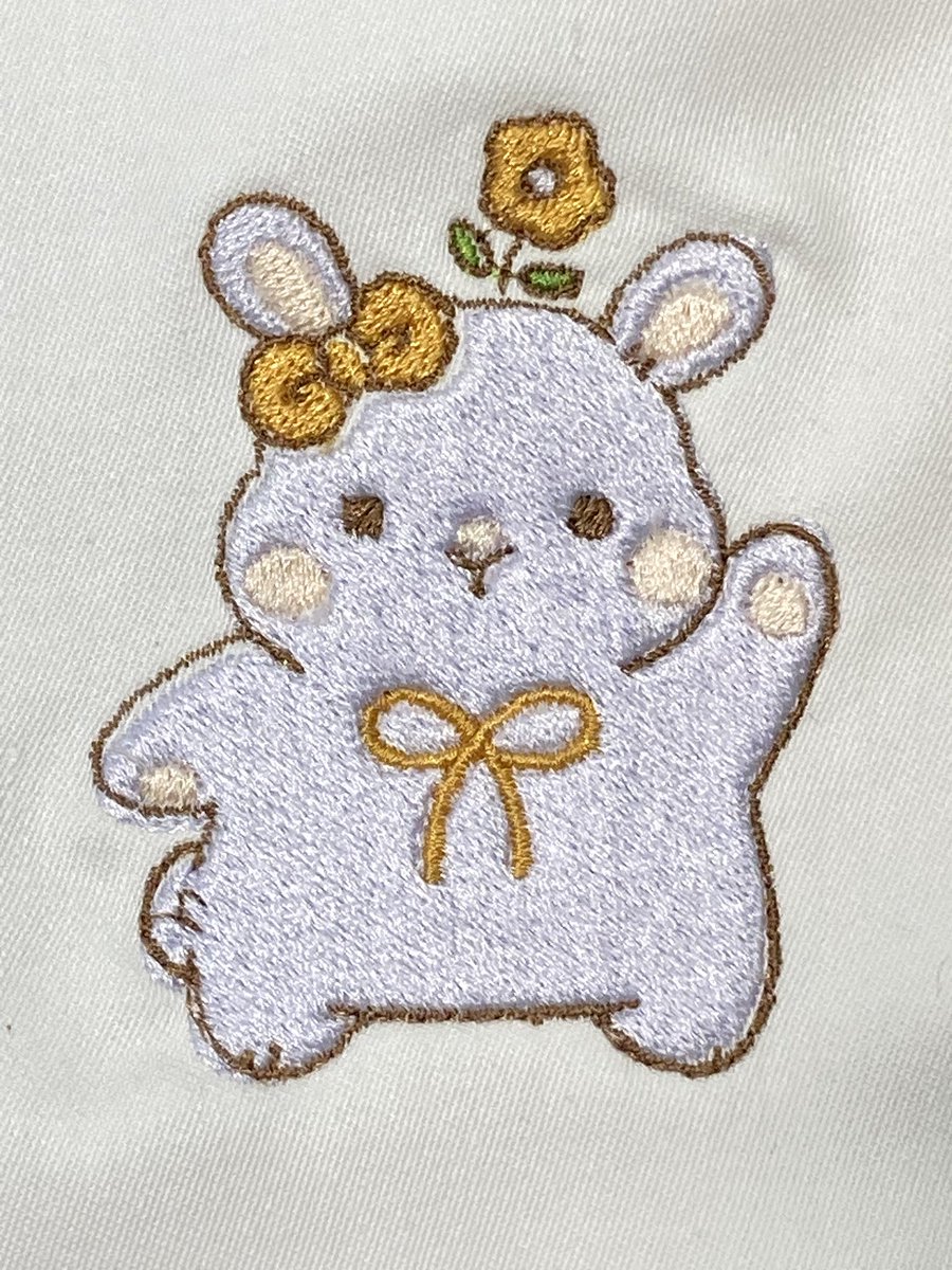 Ochanoco_i's tweet photo. 最近刺しゅうミシン始めました🌼
本日3回目！ちょっとずれたけど成長！！！
パソコンで図案作成するのが難しい��です😓

#刺しゅう
#うさぎのはにちゃん https://t.co/uQDIZRY720