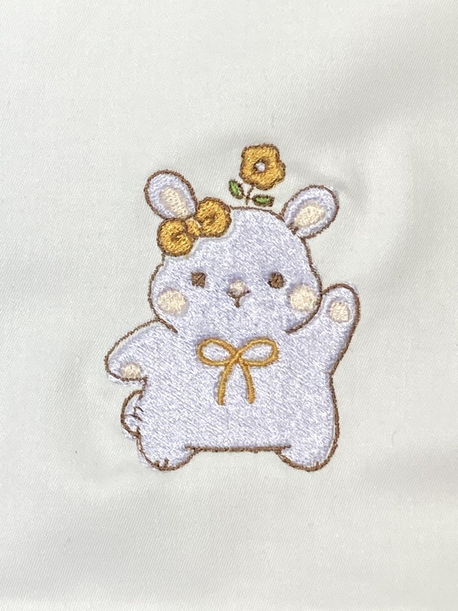 Ochanoco_i's tweet photo. 最近刺しゅうミシン始めました🌼
本日3回目！ちょっとずれたけど成長！！！
パソコンで図案作成するのが難しい��です😓

#刺しゅう
#うさぎのはにちゃん https://t.co/uQDIZRY720