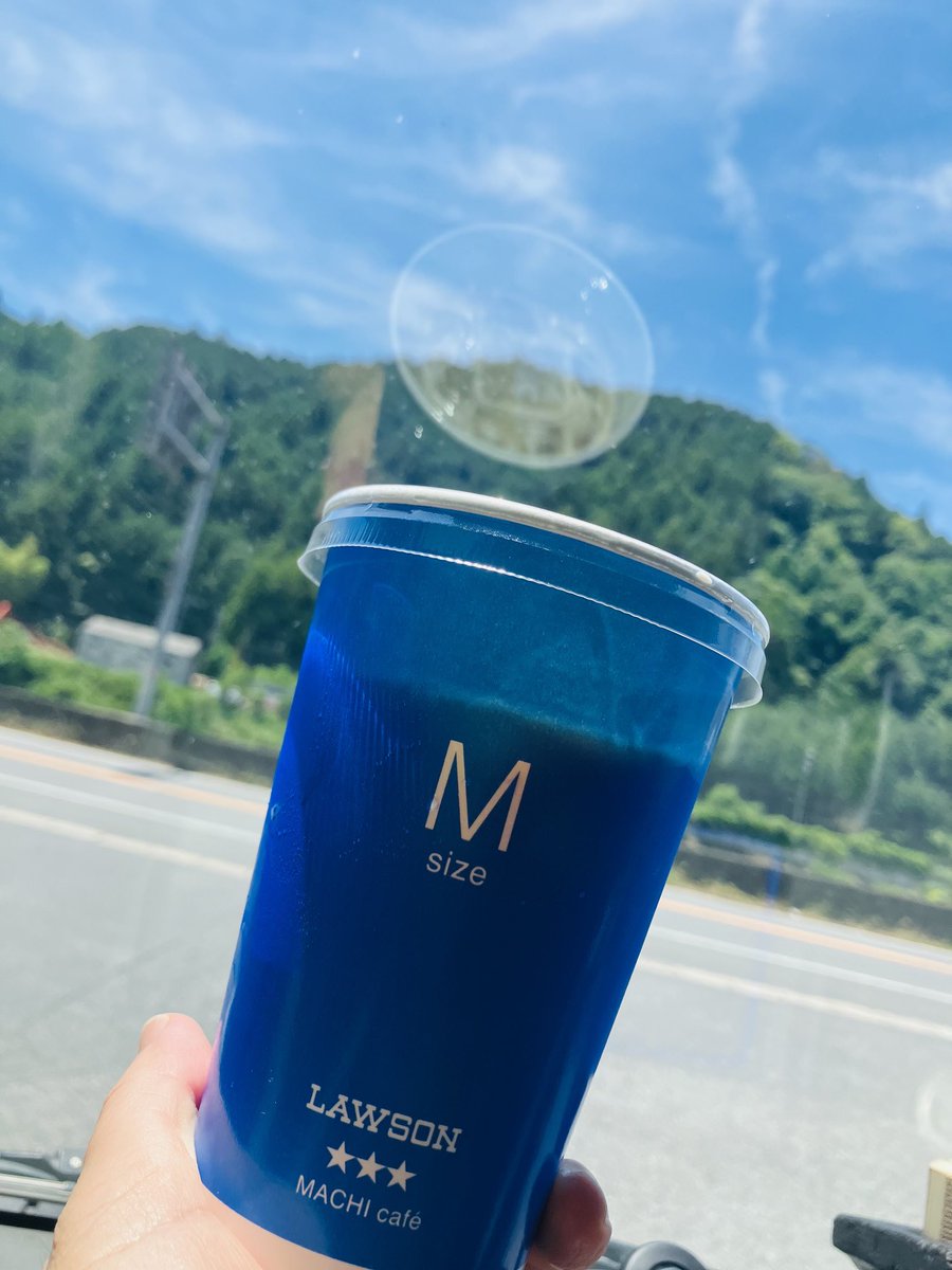 sibehasuExpress's tweet photo. ええ天気やー✨
三男坊とドライブ来てるよ🚙

大台ヶ原⛰️

道の駅かなんのお弁当🍱
おいしい✨

#ドライブ　#コーヒー　#すき家　#アップルマンゴーシェイク https://t.co/aJb1MzUbtR