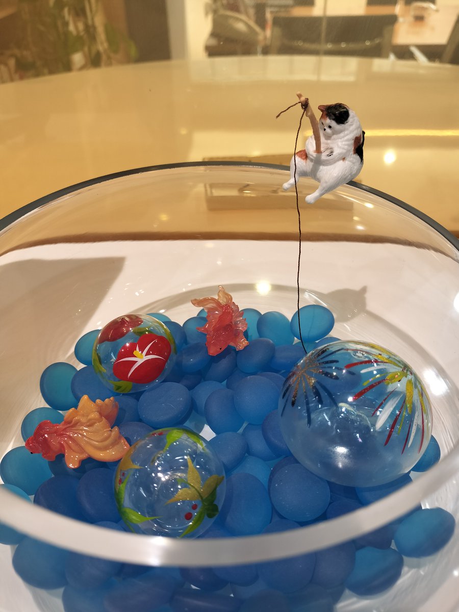 moneyccom's tweet photo. 今日から弊社受付は夏バージョンです。  

今年は、「金魚を釣ろうとしている猫」が皆さまをお出迎えいたします🐱

ご来社の際は、ぜひ受付の猫にもご注目ください‼️

#企業公式春のフォロー祭り #税理士事務所 #夏の装飾 
#猫が好き #季節を楽しむ https://t.co/gKGLLVpOcy