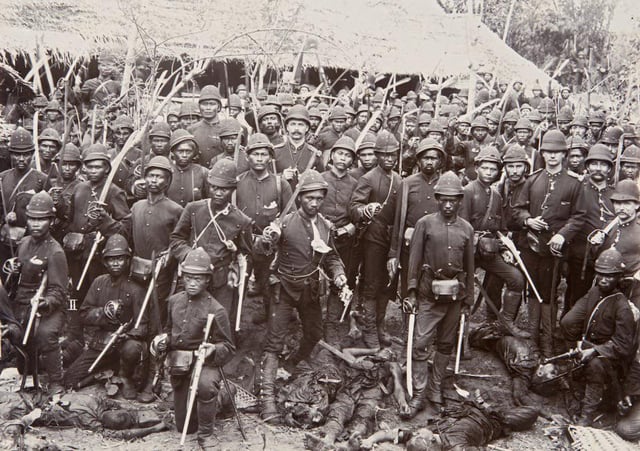SaufyJauhary's tweet photo. Fakta yg sebenarnya ialah kerana ramai pribumi yg sanggup jadi anjing upahan penjajah.Contoh paling mudah ialah perang Acheh-Belanda. Belanda tak ramai pun tapi tentera upahan yg ramai. Lihat betapa berbangganya anjing2 Belanda bergambar dgn memijak mayat pahlawan Acheh. https://t.co/BS0F6ZUEKu