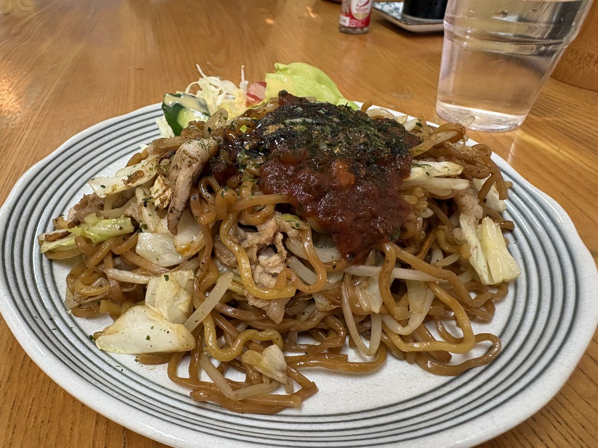 tenimaru_03's tweet photo. 福知山のB級グルメ「ゴム焼きそば」
トマトとバジルが乗ったイタリアン風味な焼きそばで新感覚でした！
そんなにゴム感はなかったです笑
自家製の麺でなんとか存続しているらしく、廃業の危機とのこと
頑張ってほしいですね...😢 https://t.co/JVNSZKizTq