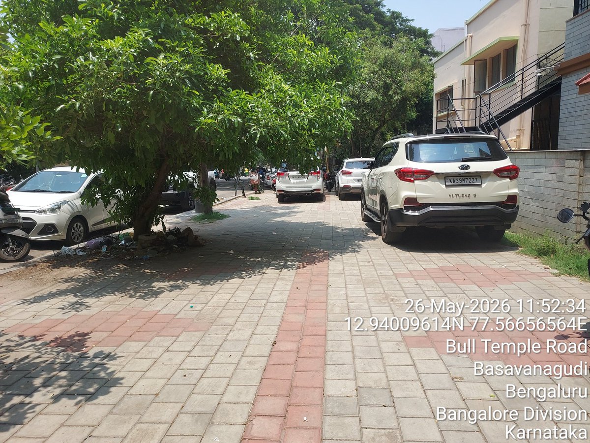 SaveBasavangudi's tweet photo. Bull Temple Road, Basavanagudi | 26-05-2026 11:53 AM

College of engineering students parked bikes/cars blocking house gates daily. 
Resident owner cannot take out his own car. See photo. trying 112 to clear, everyday need this?

This is "unauthorised parking mafia!!???" around colleges. Gated houses held hostage.

@GBA_Comm @BlrCityPolice @DCPTrSouthBCP 
@acpsouthtrf
@basvanguditrfps

Qa1. Tow vehicles blocking gates - Sec 122 MV Act
2. Book vehicle owners + fine Rs 1000/vehicle  
3. Permanent "PARKING at NO Parking area - 
Gate blocked "

Who has to provide parking for engineer's students

Residents are not free parking lots. ATR in 48hrs pls.

#BullTempleRoad #ParkingMafia?

 @Jointcptraffic