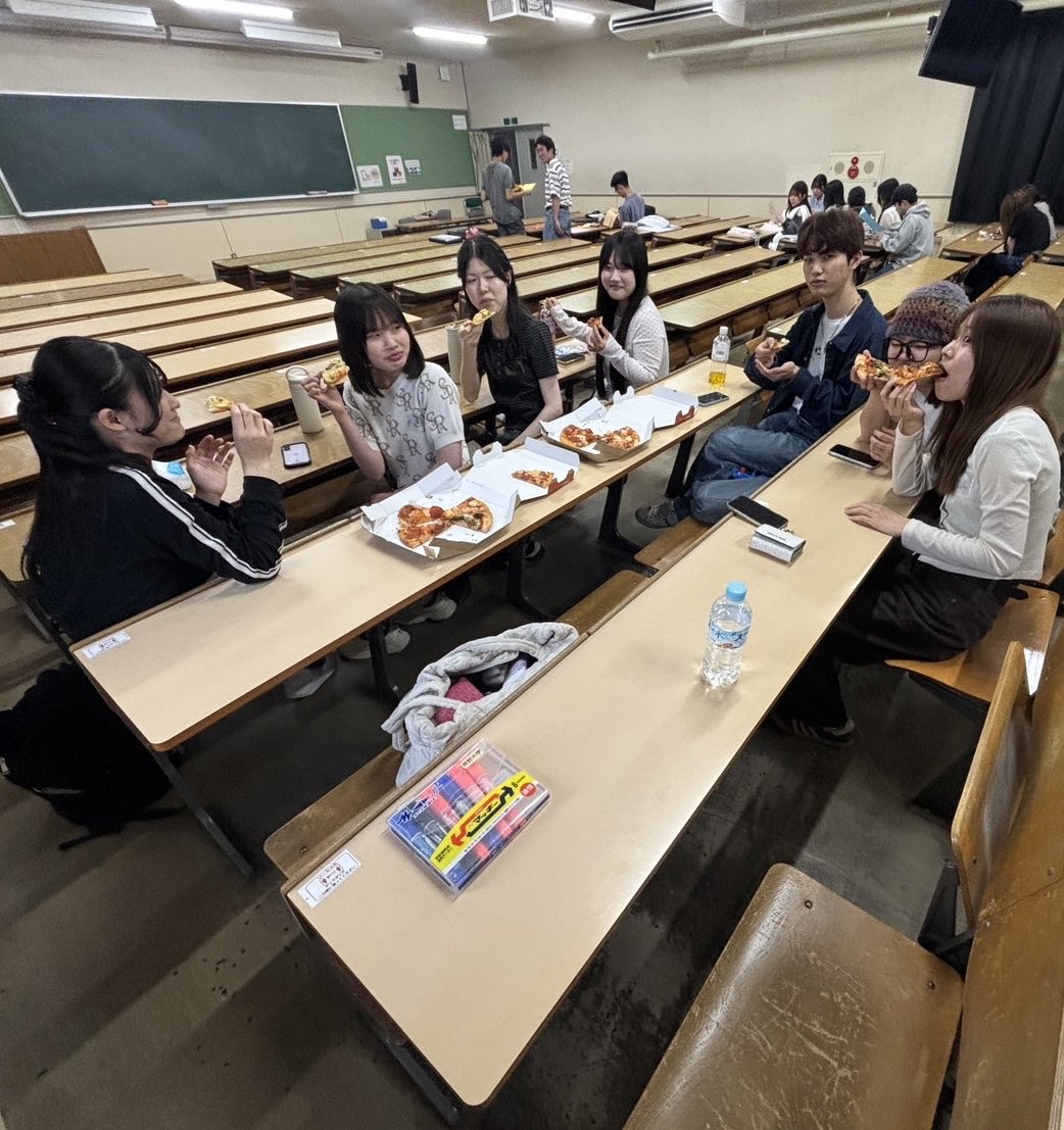 rindo_fes's tweet photo. 【りんどう祭実行委員会の日常】

先日、飲食部で新歓を開催しました！

ピザを食べながら、
トランプやワードウルフで大盛り上がり！

たくさん笑って、たくさん話して、
とっても楽しい時間になりました✨
ピザも最高に美味しかったです🍕

これから一緒に頑張っていきましょう〜🙌 https://t.co/OlKIuslkj6