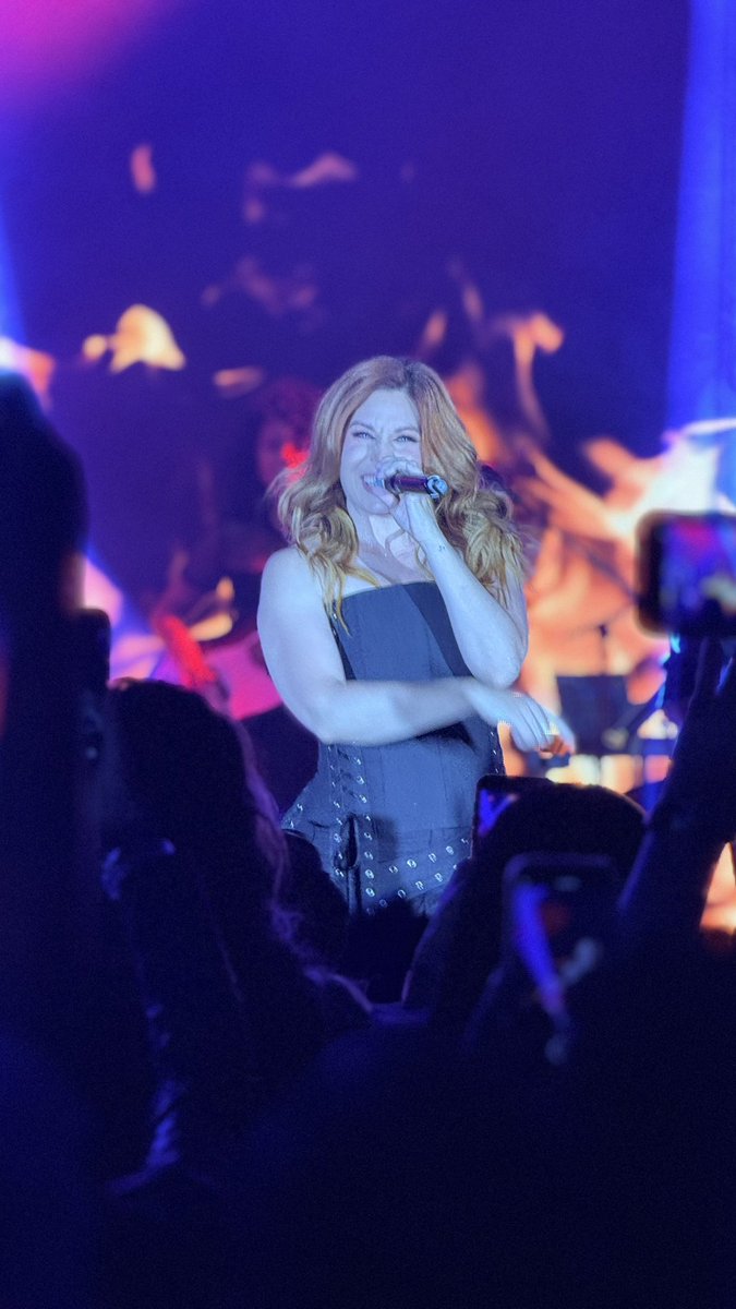 unatansiendofan's tweet photo. Lo de @LeireMo en México 🇲🇽 fue de otro planeta, ¡qué pedazo de cantante! 👑🎤 

El mejor concierto de mi vida, de esos que se te quedan grabados para siempre. 🎸🩷 https://t.co/mZnlxmXcnH