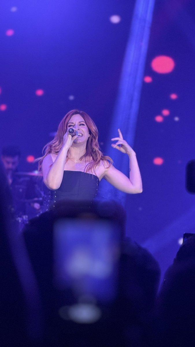 unatansiendofan's tweet photo. Lo de @LeireMo en México 🇲🇽 fue de otro planeta, ¡qué pedazo de cantante! 👑🎤 

El mejor concierto de mi vida, de esos que se te quedan grabados para siempre. 🎸🩷 https://t.co/mZnlxmXcnH