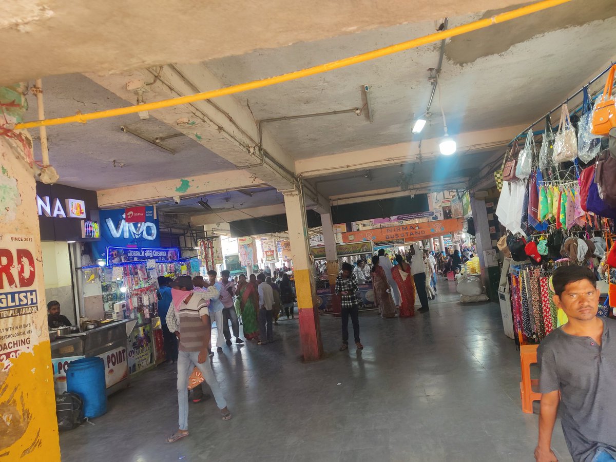 sundeep121's tweet photo. @TelanganaCMO @tsrtc @revanth_anumula look at the croud without buses public is suffering. When I called the depot manager he said buses were taken by CM Revanth Reddy. Minimum respect lekunda chesthunaru #RaiseTelangana https://t.co/CJVru4LzFO