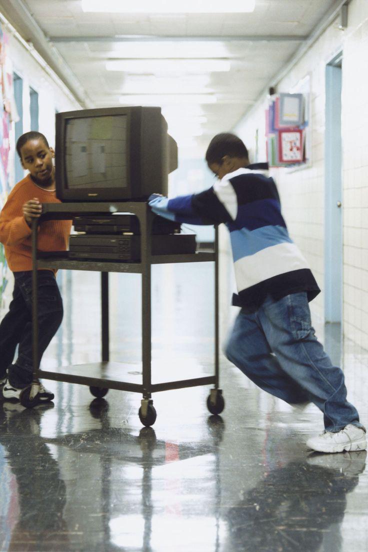 NostalgiaYZ's tweet photo. POV: It was the last day of school in the early 2000s. https://t.co/Y3kXinYfZq