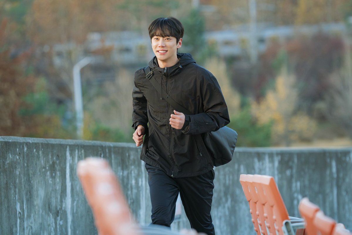 BILLIONS_ent_'s tweet photo. [📺] #이준영

<신입사원 강회장> 1~2회 스틸 공개📸

”나한테도 축구는 내 인생 전부였어요!
회장님한테 최성, 그 이상이었다구요!” 
앞으로의 활약이 기대되는 ‘황준현’

매주 토요일 밤 10시 40분 
일요일 밤 10시 30분
놓치지 마세요🤙🏻

<사진 출처 : SLL, 코퍼스코리아>

#LEEJUNYOUNG
#JTBC #신입사원강회장 #Reborn_Rookie
#빌리언스 #BILLIONS