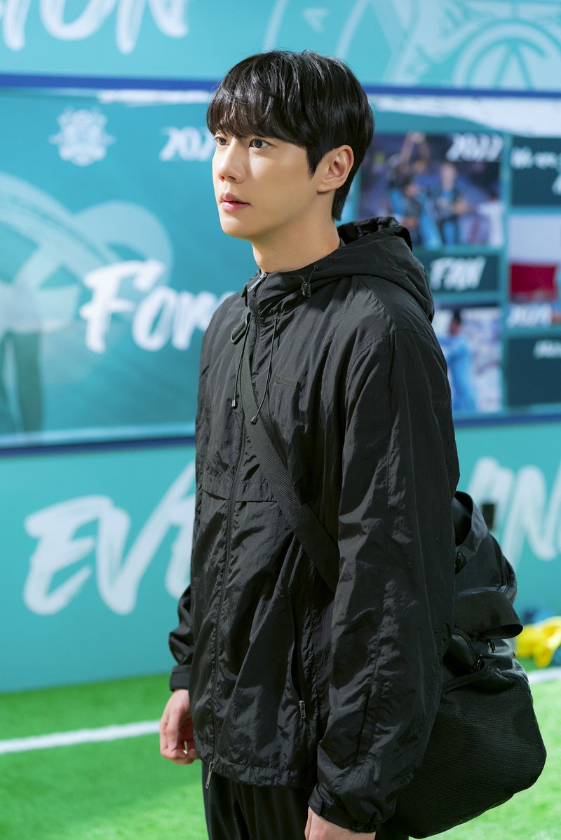 BILLIONS_ent_'s tweet photo. [📺] #이준영

<신입사원 강회장> 1~2회 스틸 공개📸

”나한테도 축구는 내 인생 전부였어요!
회장님한테 최성, 그 이상이었다구요!” 
앞으로의 활약이 기대되는 ‘황준현’

매주 토요일 밤 10시 40분 
일요일 밤 10시 30분
놓치지 마세요🤙🏻

<사진 출처 : SLL, 코퍼스코리아>

#LEEJUNYOUNG
#JTBC #신입사원강회장 #Reborn_Rookie
#빌리언스 #BILLIONS