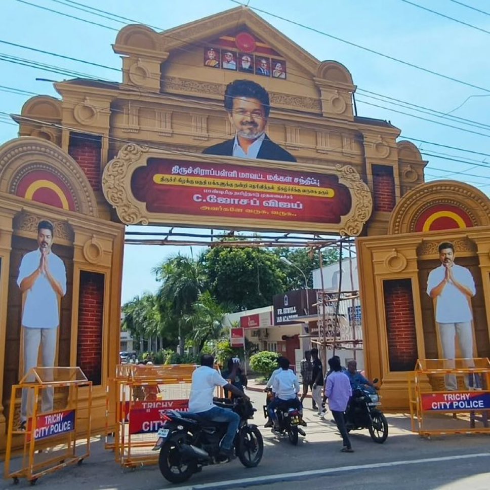 141off255's tweet photo. Reached Trichy . தலைவன் தரிசனம் 😍😘 https://t.co/OamNLcySHY