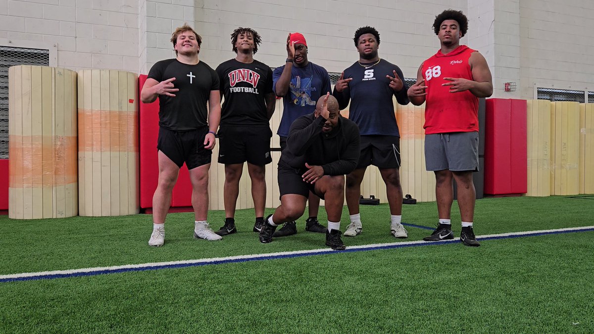 feedthesharks40's tweet photo. Lab was hot during NCAA offseason. DTs, DEs, NTs were sharpening the 🪓! @JackHarwell13 @strongnnodim @Momo_abb @Mylesm25 @Jxrdancov #landsharksonly #landsharkfam #landsharkperformance https://t.co/OSvpz1ttKz