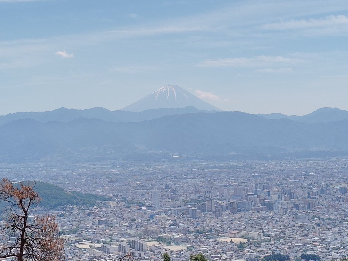 surviveKENT's tweet photo. 今日は甲府駅からスタートして北側の山を登っています
南アルプスと富士山が綺麗✨
このまま帯那山へ向かって行きます https://t.co/pJzGVx5tN1