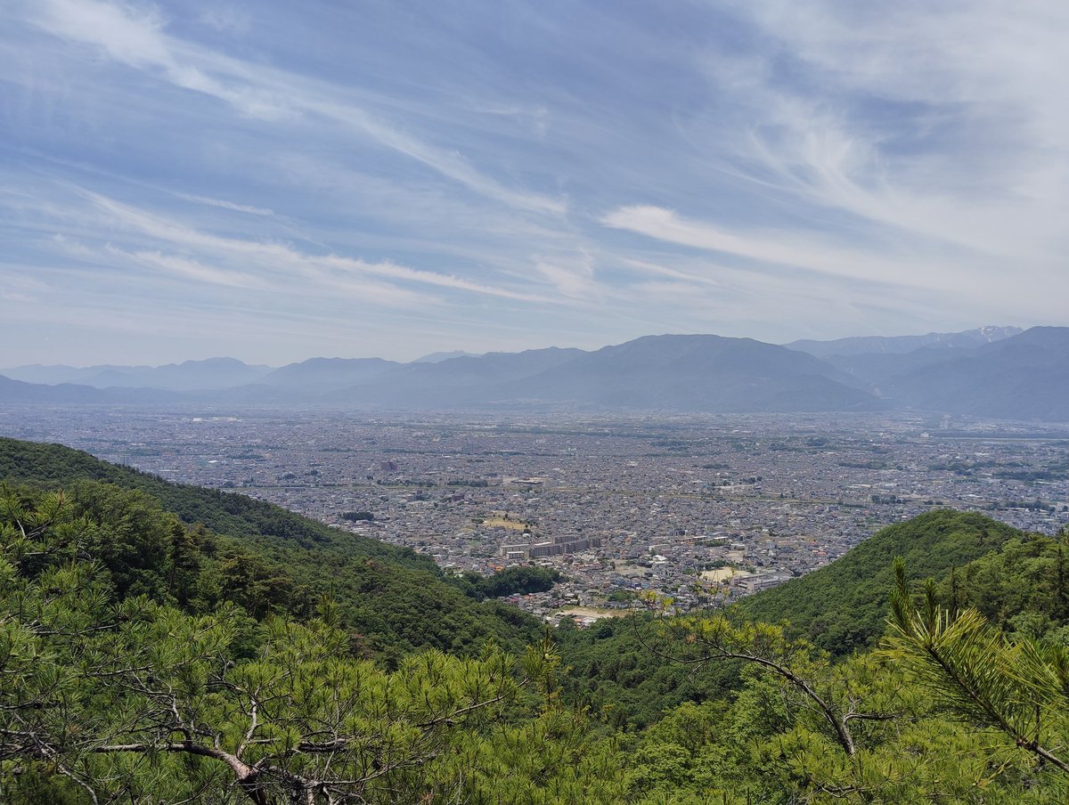 surviveKENT's tweet photo. 今日は甲府駅からスタートして北側の山を登っています
南アルプスと富士山が綺麗✨
このまま帯那山へ向かって行きます https://t.co/pJzGVx5tN1