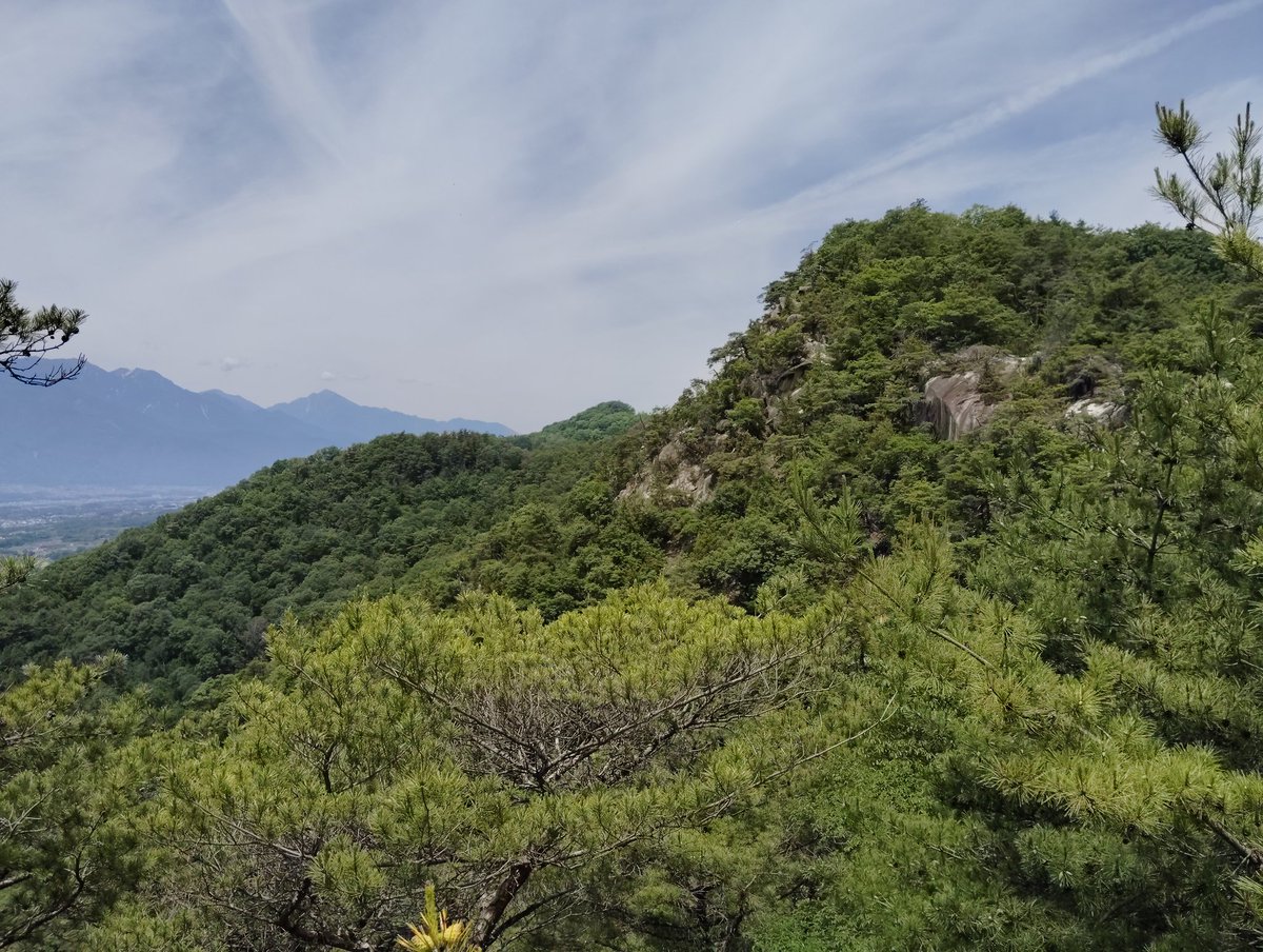surviveKENT's tweet photo. 今日は甲府駅からスタートして北側の山を登っています
南アルプスと富士山が綺麗✨
このまま帯那山へ向かって行きます https://t.co/pJzGVx5tN1