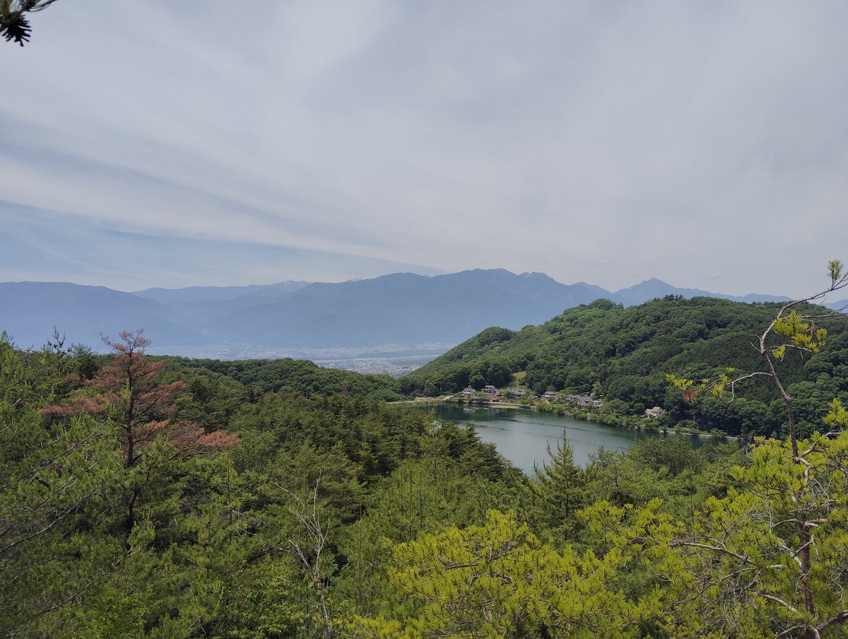 surviveKENT's tweet photo. 今日は甲府駅からスタートして北側の山を登っています
南アルプスと富士山が綺麗✨
このまま帯那山へ向かって行きます https://t.co/pJzGVx5tN1