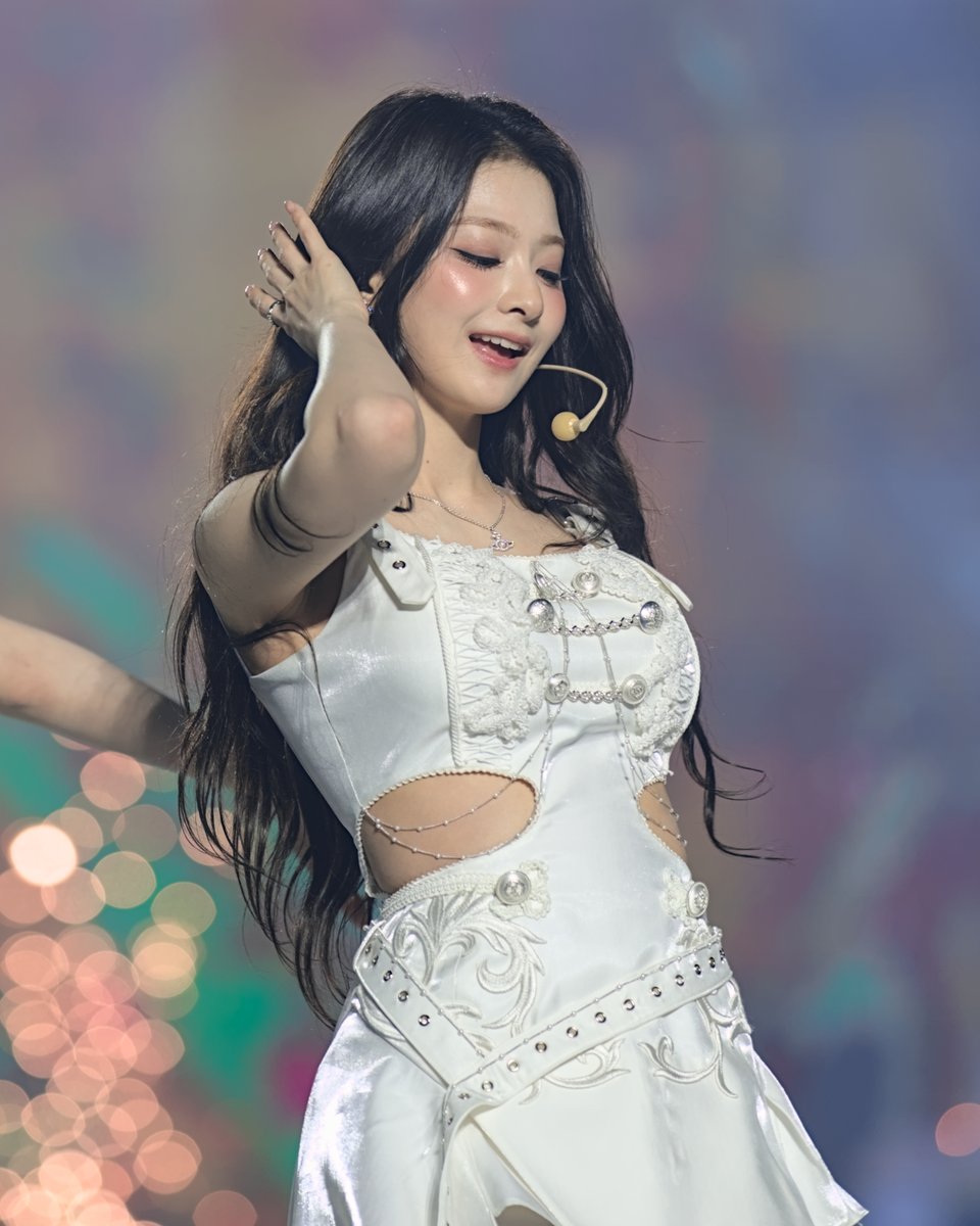 ActivateSkill's tweet photo. 생일 축하해 🥳

#HAPPYNAGYUNGDAY
#Eternal_Nagyung_Day
#달빛아래_나경이와_영원히
#fromis_9 #프로미스나인 
#이나경 #NAGYUNG https://t.co/NwPikOQvLd