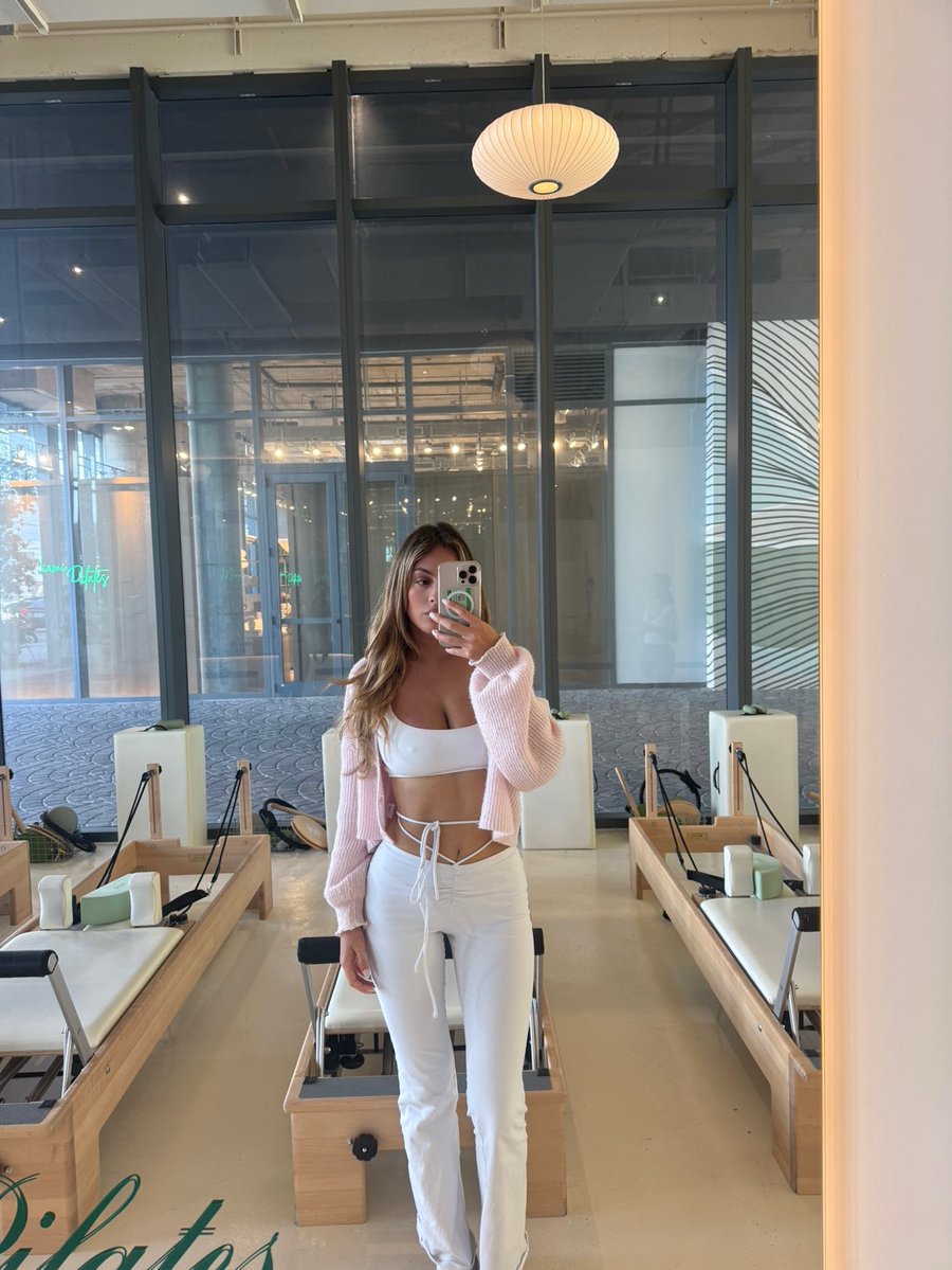 Simp424's tweet photo. ⭐️⭐️ Follow Goddess @OliveMartiniss ⭐️⭐️

While Goddess is having a lovely Day today, relaxing and enjoying every minute of Her day. You should be funding Her day and life

Also Goddess wants to reach 300 followers too so make it happen guyss https://t.co/dP07t1dy4Q