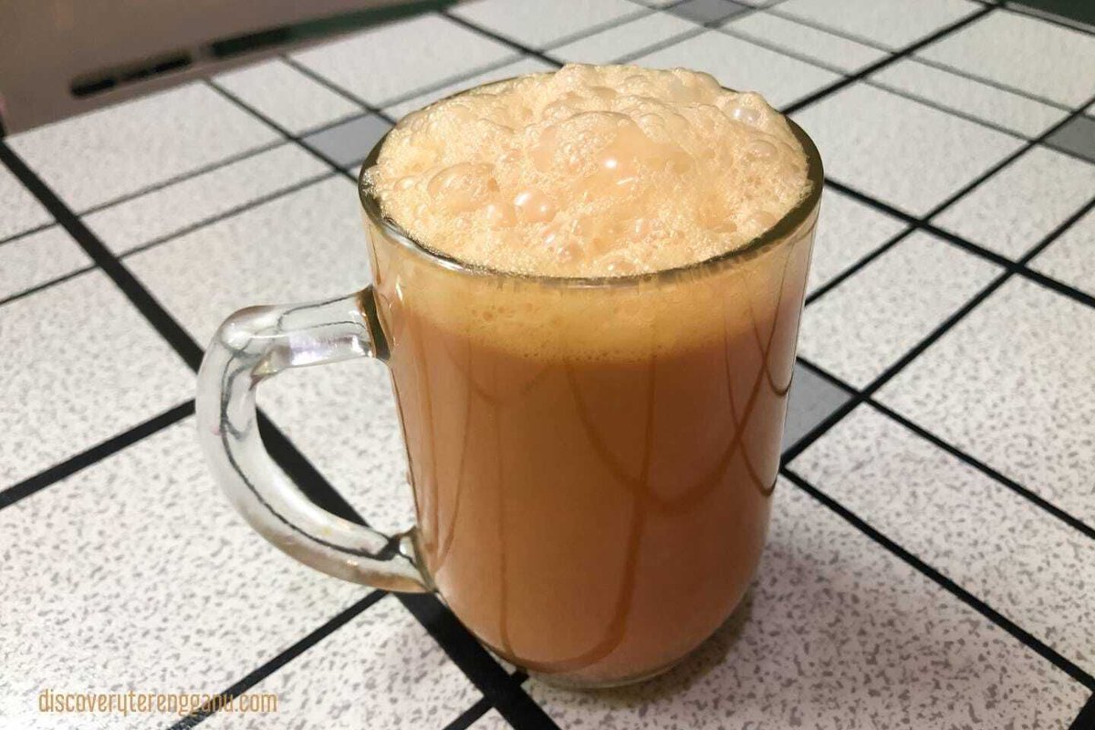 tfgames_'s tweet photo. Frothy, creamy, &amp; pulled to perfection ☕✨ It isn’t just a drink, it’s practically a Malaysian love language. Tag your Teh Tarik buddy &amp; they owe you a drink 👀 Anytime is a good time for a cup of Teh Tarik!

#indiegame #cozygame https://t.co/U2MLrKTn6w