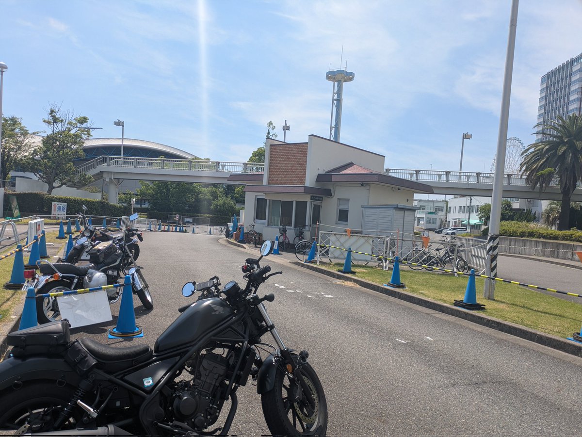 JoggingKyube's tweet photo. レブル250で名古屋港
ポートビル

ブルーアーカイブってゲームの
��タンプラリーに必死になってます
名古屋港だけ、たいへん！
#レブル　#ツーリング　#ブルーアーカイブ https://t.co/JpXUQjNNki